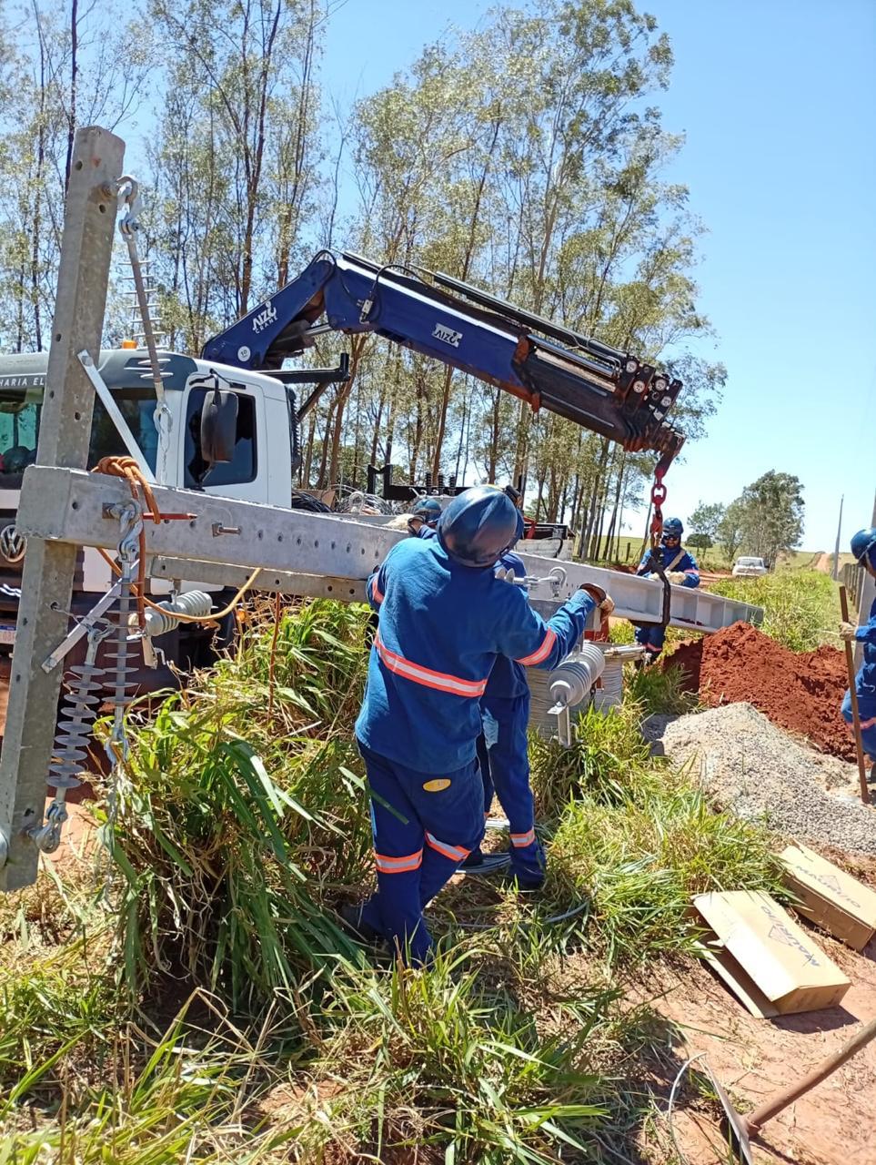Equipe da MS montando estrutura de rede de média tensão com apoio de caminhão munck